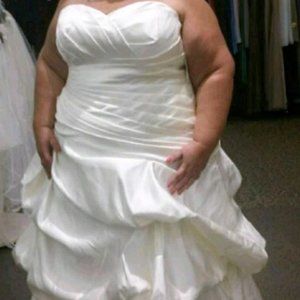 DAVID'S BRIDAL NEW WITH TAGS WEDDING DRESS